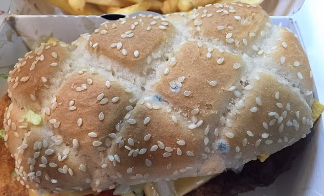 Mc Donald dính scandal bánh hamburger mốc xanh