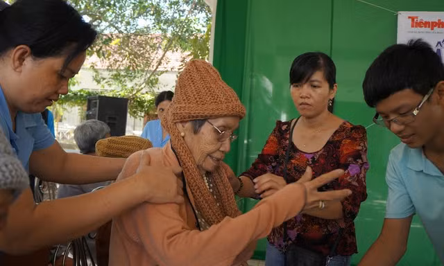 Áo ấm mùa xuân đến với cụ già Cần Thơ
