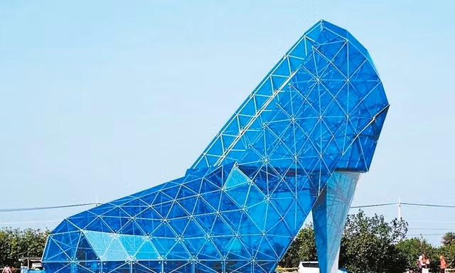 Choáng ngợp trước nhà thờ hình giầy thuỷ tinh của Lọ Lem