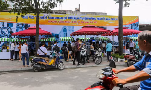 Phố hàng rong đầu tiên của Sài Gòn ngày đầu khai trương. Ảnh: Quỳnh Trần