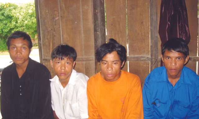 Các đối tượng bắt cóc kiểm lâm, Trần Xuân Lành mặc áo xanh (bên phải)