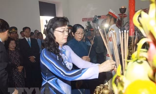 Bà Nguyễn Thị Quyết Tâm dâng hương tưởng niệm Chủ tịch Hồ Chí Minh. (Ảnh: Thanh Vũ/TTXVN)