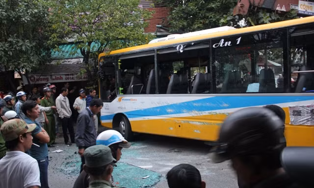 Xe buýt bị đâm lật nhào, rất may không có thiệt hại nặng về người. Ảnh: T.T.