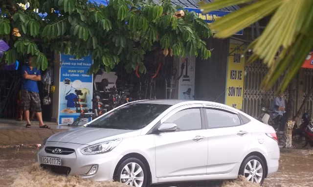Mưa lớn nước ngập trắng đường