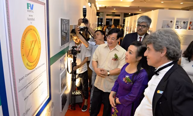 Bộ trưởng y tế Nguyễn Thị Kim Tiến tại lễ đón nhận chứng nhận chất lượng y tế quốc tế JCI của Bệnh viện FV. Ảnh do bệnh viện cung cấp.
