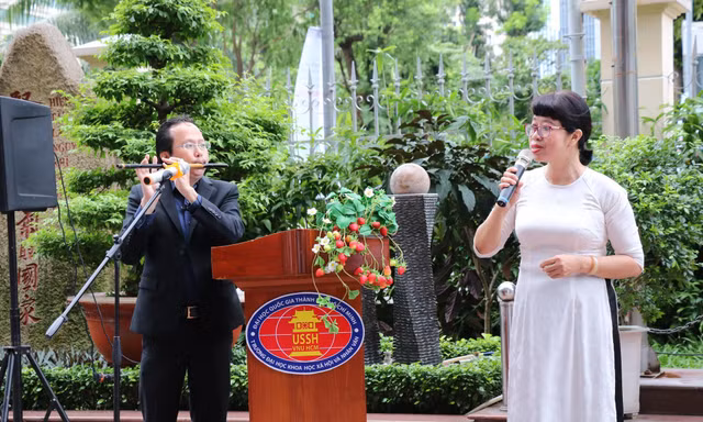TP.HCM: Đại học KHXH&NV tổ chức hoạt động chào cờ đầu tuần, netizen đồng loạt "thả tim"