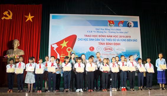 Câu lạc bộ “Vì Hoàng Sa - Trường Sa thân yêu” trao tặng 60 suất học bổng cho các em học sinh là con em các gia đình ngư dân khó khăn của các huyện Phù Cát, Phù Mỹ và Hoài Nhơn. Ảnh: Tr.Định