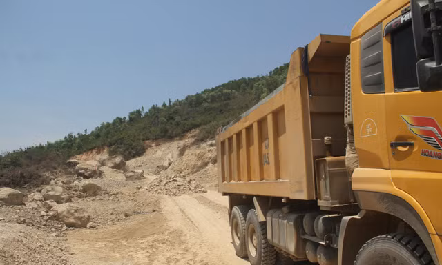 Công ty Bình Diễm đưa xe vào khai thác đất trái phép bị người dân phát hiện, chặn giữ xe. Ảnh: Tr.Định