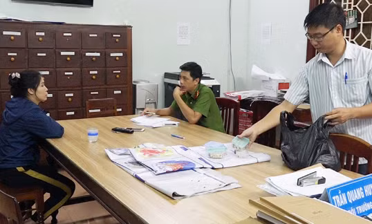 Công an làm việc với đối tượng và tang vật