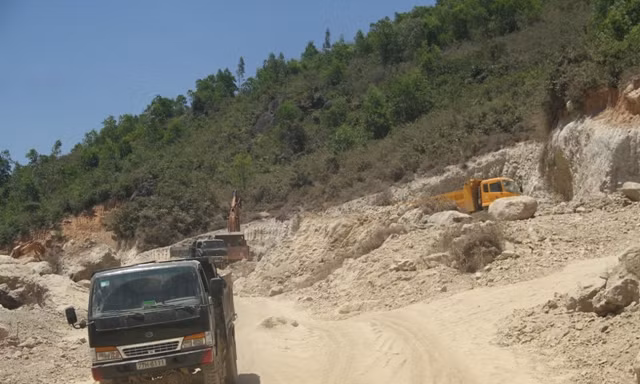  Công ty Bình Diễm đào núi Mò O trái phép. Ảnh: Tr.Định 