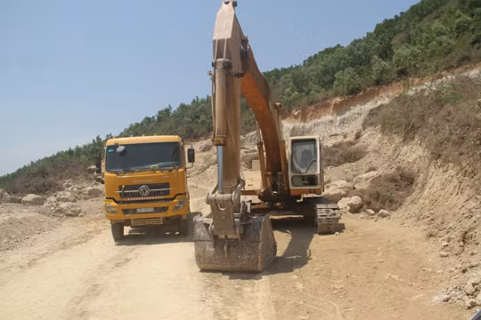 Người dân thôn Chánh Lý bắt quả tang Công ty Bình Diễm đưa xe vào núi Mò O khai thác đất trái phép. Ảnh: Tr. Định