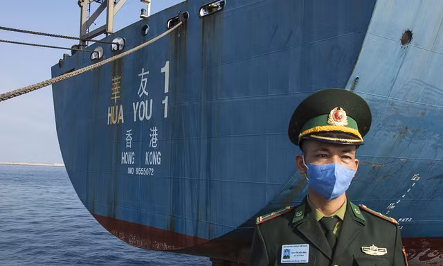 Lính biên phòng gác trực tiếp bên cạnh tàu để kiểm soát người lên xuống - ảnh Văn Chương