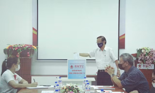 Góp vắc xin để đẩy lùi dịch COVID-19