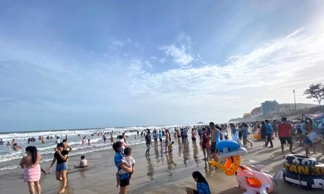 Biển Vũng Tàu đông nghẹt người ngày đầu năm mới