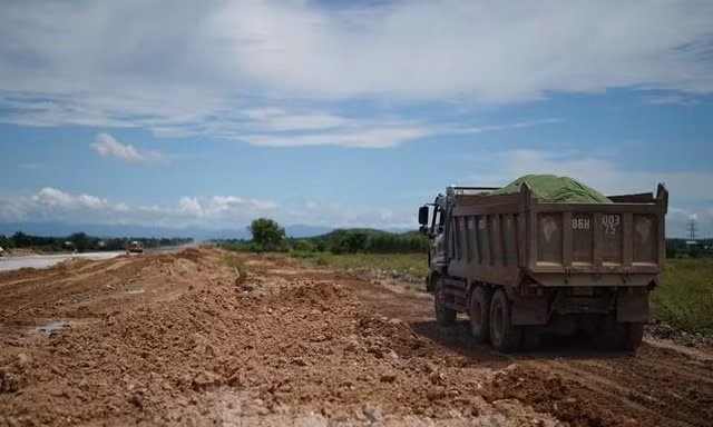 Hàng chục tuyến đường dân sinh bị băm nát vì xe chở vật liệu thi công cao tốc