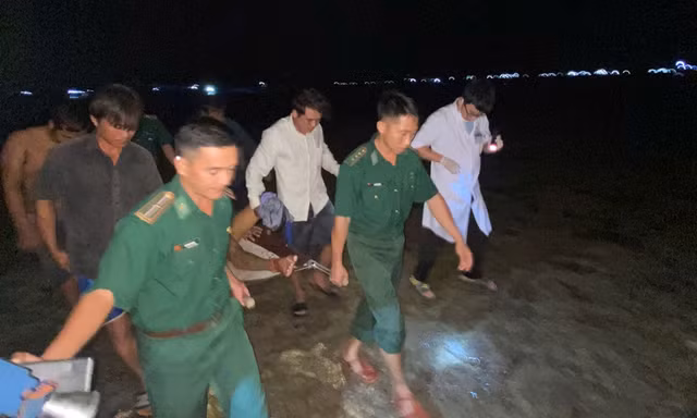 Tàu cá bị đâm chìm, 14 thuyền viên rớt xuống biển, 2 người mất tích