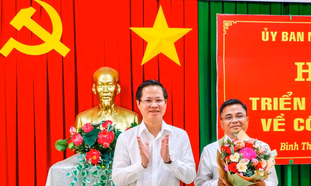 Bình Thuận công bố và trao quyết định về công tác cán bộ