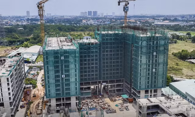 Làm sao người thu nhập thấp mua nhà khi lãi suất tăng cao?