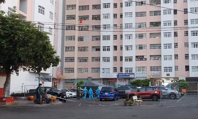 Chung cư Lakeside đã bị phong tỏa. Ảnh: PLO.