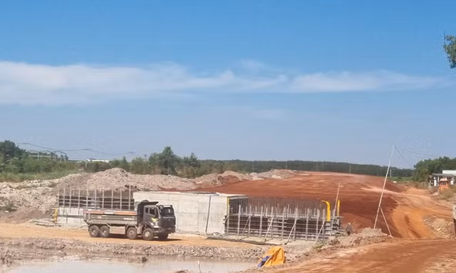 Cảnh đối lập trong thi công cao tốc Biên Hòa - Vũng Tàu