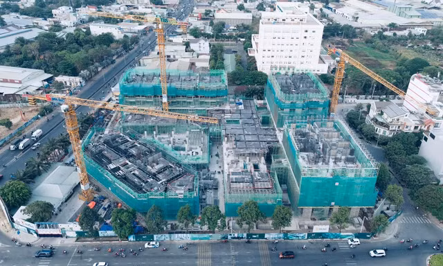 Doanh nghiệp bất động sản ‘khát’ vốn đang xoay xở thế nào? 