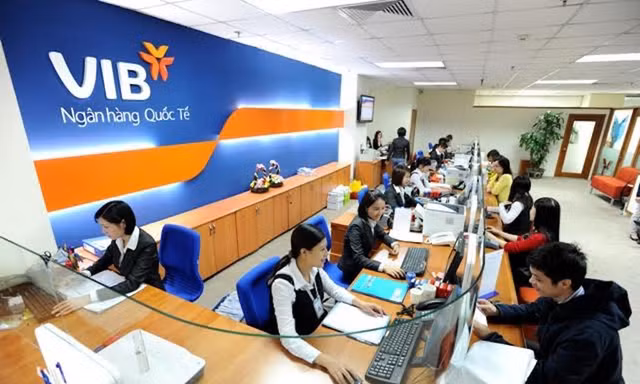 Người nhà lãnh đạo ngân hàng, chủ tịch công ty đua nhau bán cổ phiếu