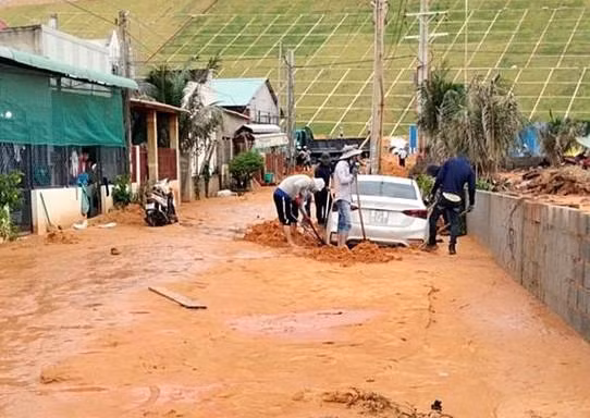 Lũ cát từ Khu biệt thự du lịch ở Bình Thuận tràn xuống mặt đường