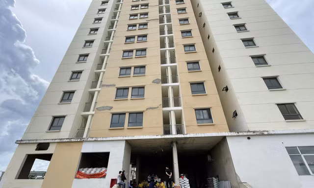 TPHCM: Khách hàng liều mình dọn vào sống trong công trường vì trễ hẹn giao nhà