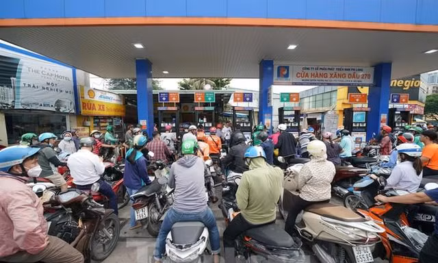 Nói thẳng về 'vỡ trận' xăng dầu: Bối rối, thiếu trách nhiệm!