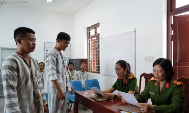 Bình Thuận trao quyết định đặc xá cho 6 phạm nhân