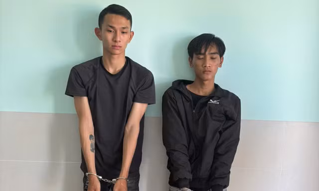 Người phụ nữ chở con nhỏ bị hai đối tượng dùng mã tấu đe doạ cướp tiền và xe 
