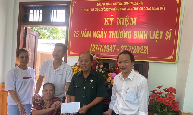 Tặng quà cho Trung tâm Điều dưỡng Thương binh và Người có công Long Đất