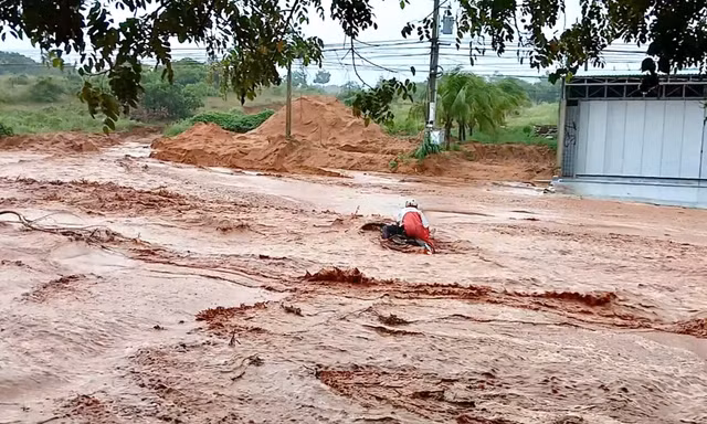 Lũ cát cuốn trôi người đi đường ở Phan Thiết: Giải pháp ra sao?
