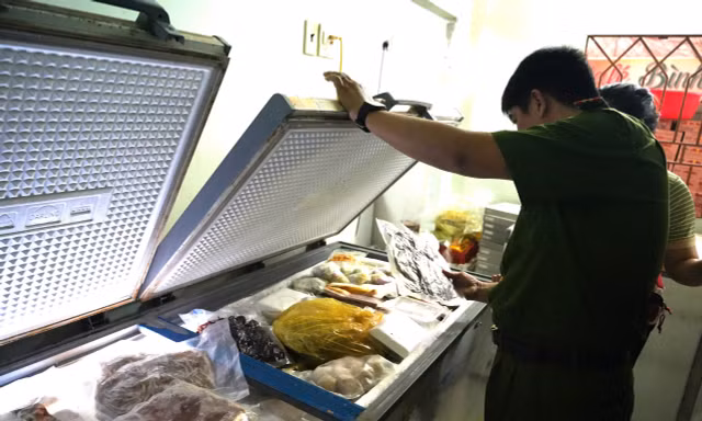 Tiệm tạp hoá chứa cả trứng gà non, vú heo, gân bò… bốc mùi hôi thối