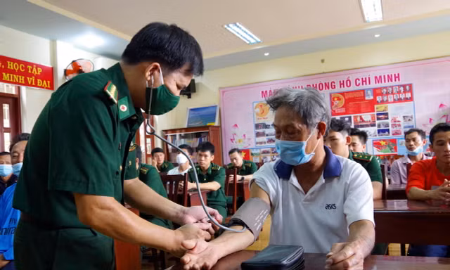 Tàu cá cháy trên biển, 13 ngư dân thoát chết nhờ phao cứu sinh và thuyền thúng