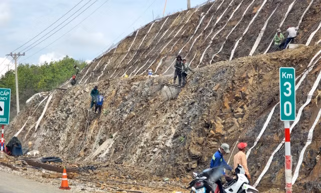 Tai nạn rình rập trên cao tốc hơn 11.000 tỷ đồng vừa khánh thành