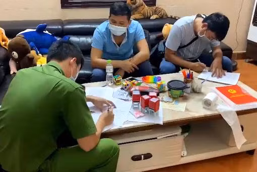 Phá đường dây mua bán bằng đại học rởm, phát hiện con dấu giả của công an phường, sở y tế 