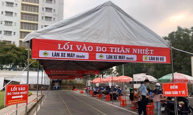 Sinh viên phải khai báo y tế khi trở lại trường sau dịp nghỉ lễ