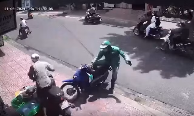 Chủ tịch Bình Thuận khen thưởng bảo vệ siêu thị lao xe bắt gọn kẻ trộm xe máy