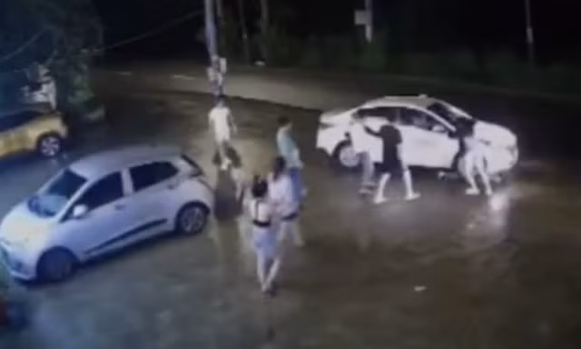 Người đàn ông lái ô tô cán qua người bạn gái cũ trước quán karaoke