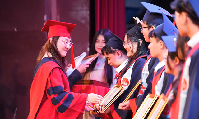 100% sinh viên tốt nghiệp đạt chuẩn tương đương IELTS 5.5 trở lên