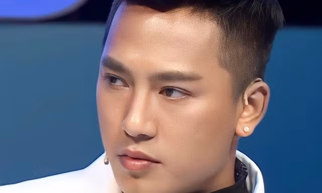 Châu Khải Phong đáp trả khi bị khán giả gọi là ca sĩ hội chợ