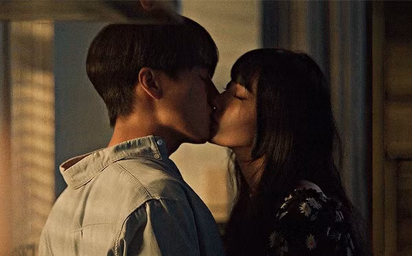 Ngoài nụ hôn nóng bỏng, vì sao Suzy gây sốt?