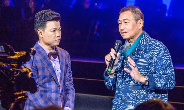 Họa sĩ Lê Thiết Cương phụ trách phần nhìn cho đêm nhạc của Vũ Thắng Lợi 