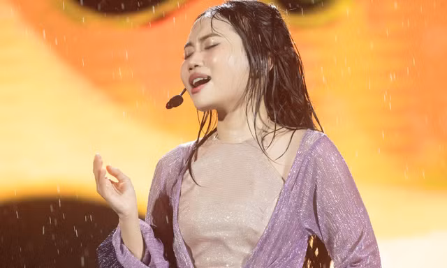 Phương Mỹ Chi quỳ gối khóc 