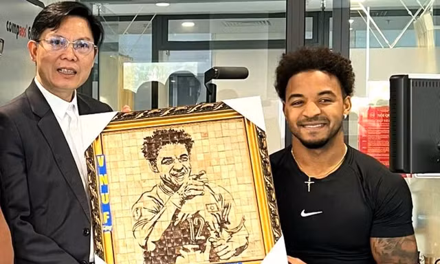 Vẽ cầu thủ Xuân Son từ gáo dừa