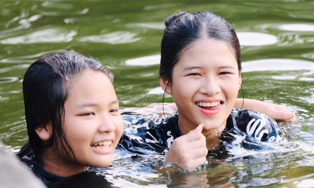 Trẻ em Hà Nội thích thú tắm giải nhiệt ở bể bơi nghìn năm tuổi