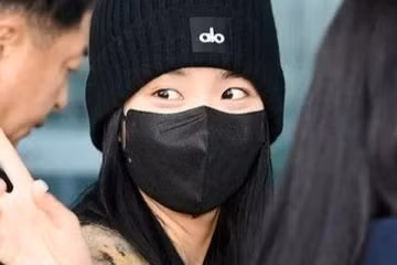 Jisoo trùm kín mặt sau tin rời BlackPink