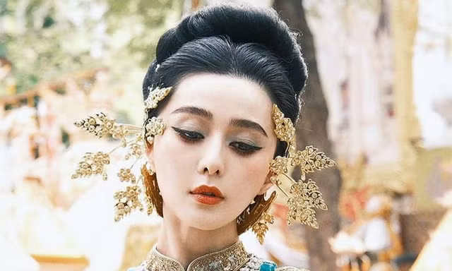 Phạm Băng Băng bị lật tẩy chiêu bài ở lễ hội té nước