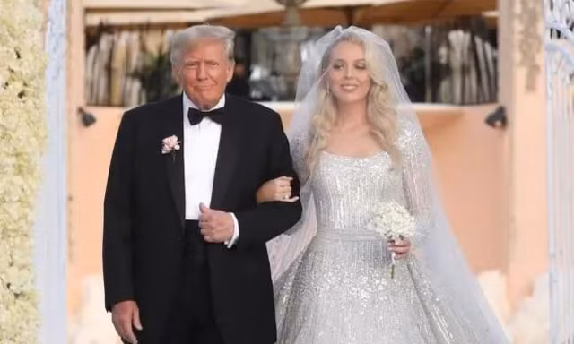 Ông Trump hôn má con gái út trong ngày trọng đại